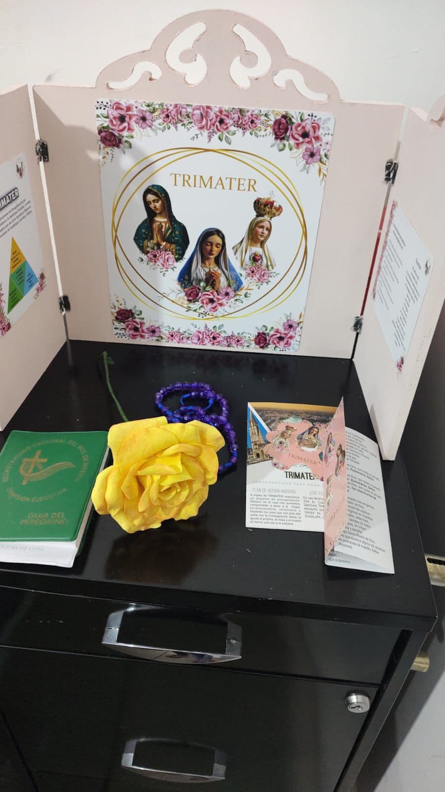 Biombo de TRÍMATER presentado junto a material de oración